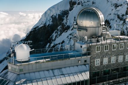 Vue du moniteur automatique de bioaérosols de MétéoSuisse à l'observatoire du Sphynx au Jungfraujoch. 