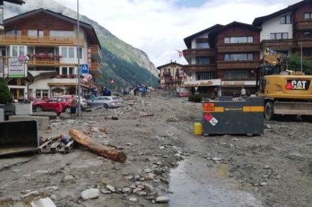 Une lave torrentielle a traversé le village haut-valaisan de Saas Grund.