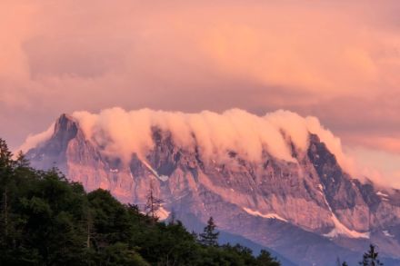 Coiffe nuageuse sur les Dents du Midi sublimée par le soleil couchant, le 1er juillet 2025.