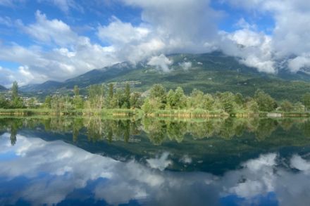 Reflet d'un paysage et du ciel dans une étendue d'eau