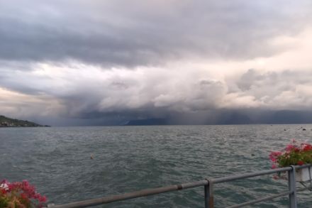 Les averses se succèdent en direction du Haut-Lac en tout début de journée le mardi 8 juillet 2025. Photo prise depuis Lutry.