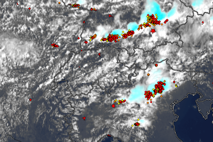 Image satellite avec superposition des impact de foudre valide vendredi à 12 h.