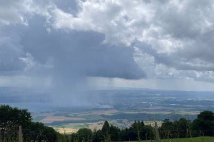 Photo d'une averse sur le lac de Neuchâtel.