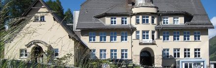 Façade de l'entrée du bâtiment de trois étages du PMOD/WRC de Davos.