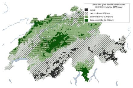 La figure montre une carte de la Suisse avec le nombre de jours avec grêle. Au sud du Tessin, dans la région du Napf et le long du Jura, on dispose de plus de 20 jours de données, sur le Plateau en moyenne 10 à 20 jours et dans les régions alpines ainsi qu'à l'ouest au sud du Jura moins de 10 jours. Dans certaines régions montagneuses des vallées alpines intérieures, aucun signal de grêle n'a jamais été enregistré.