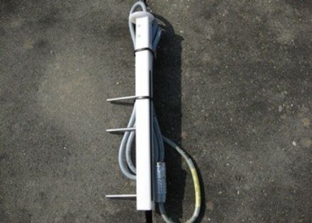 Appareil de mesure avant l'installation; une barre munie de trois capteurs permet de déterminer la température à l'intérieur du sol.