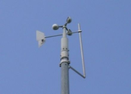 L'appareil est constitué d'un anémomètre à coupelles et d'une girouette; il est installé en haut d'une tour de mesure.