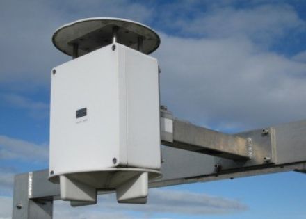 Appareil installé sur un pont de mesure; les instruments sont protégés par un boîtier métallique.